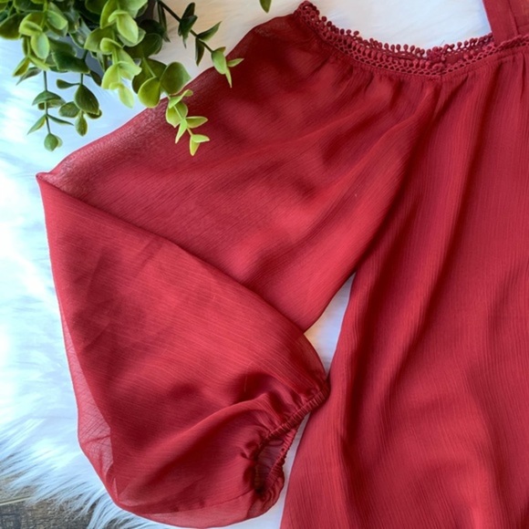 Express cold shoulder blouse - Picture 2 of 5